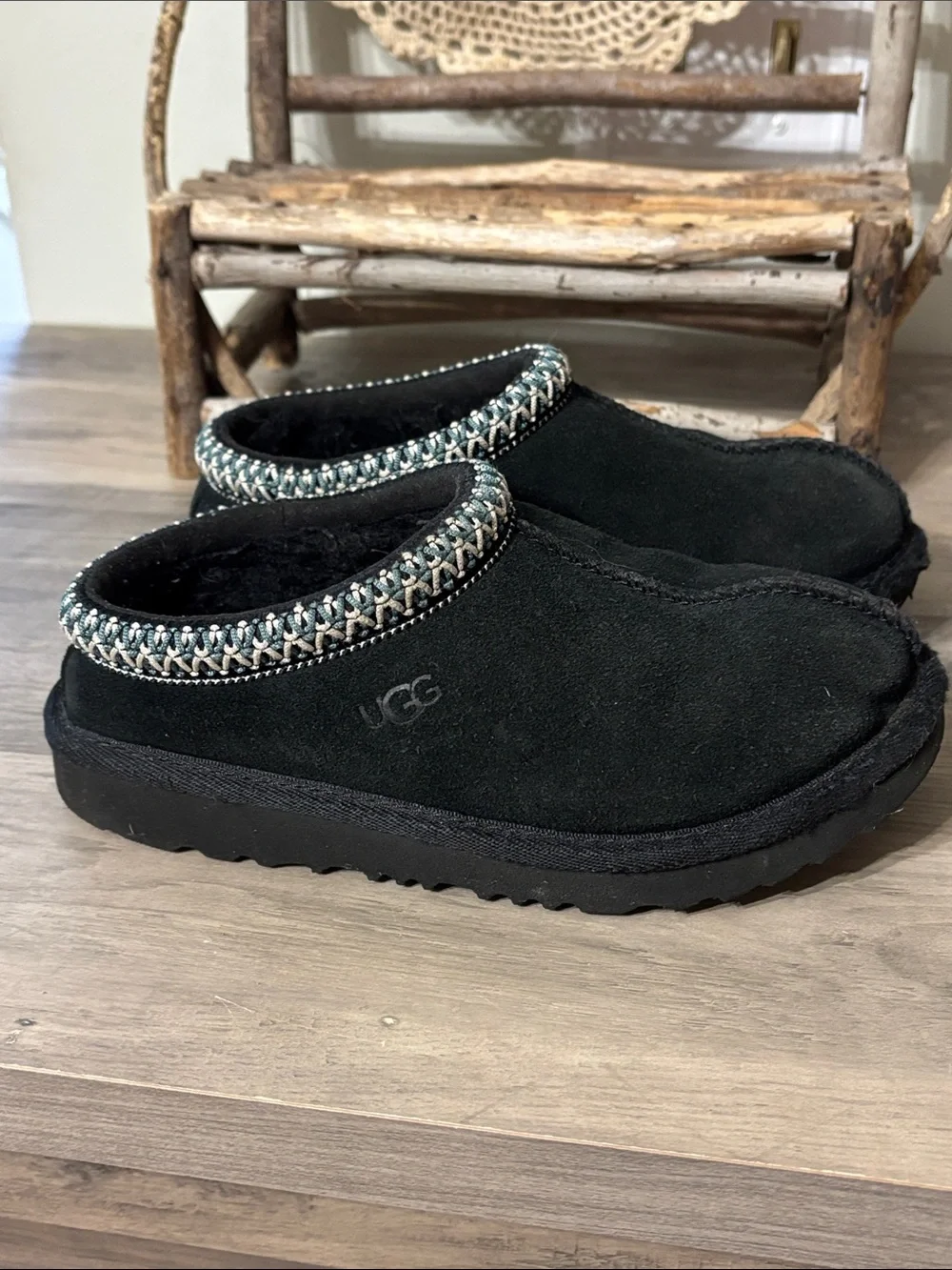 PRE OWNED KIDS SIZE 13 Tasman II UGG Black Suede Slip-On Shearling Mules